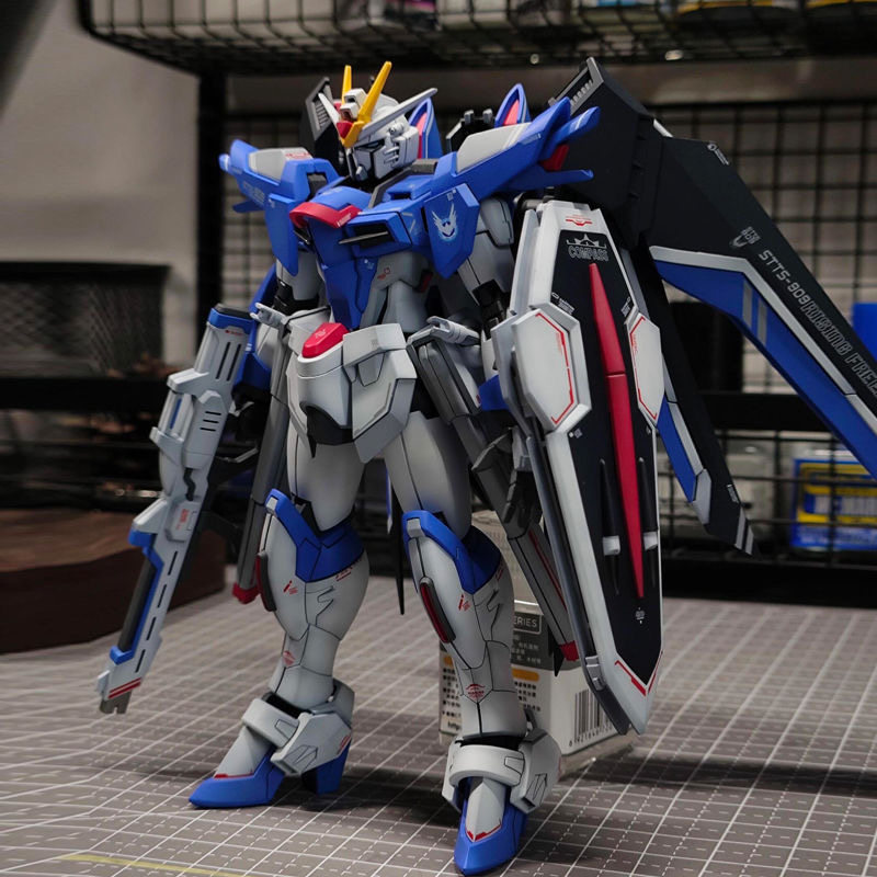 طقم نموذج ميكا بلاستيكي بمقياس - مراجعة Bandai Gundam Rg وسعره